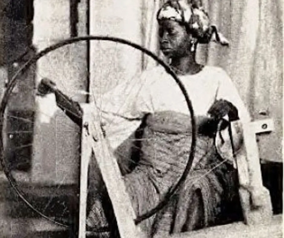 Madam Tinuade, sister of Ewi Daniel Aladesanmi II of Ado Ekiti at a spinning exhibition before learners.